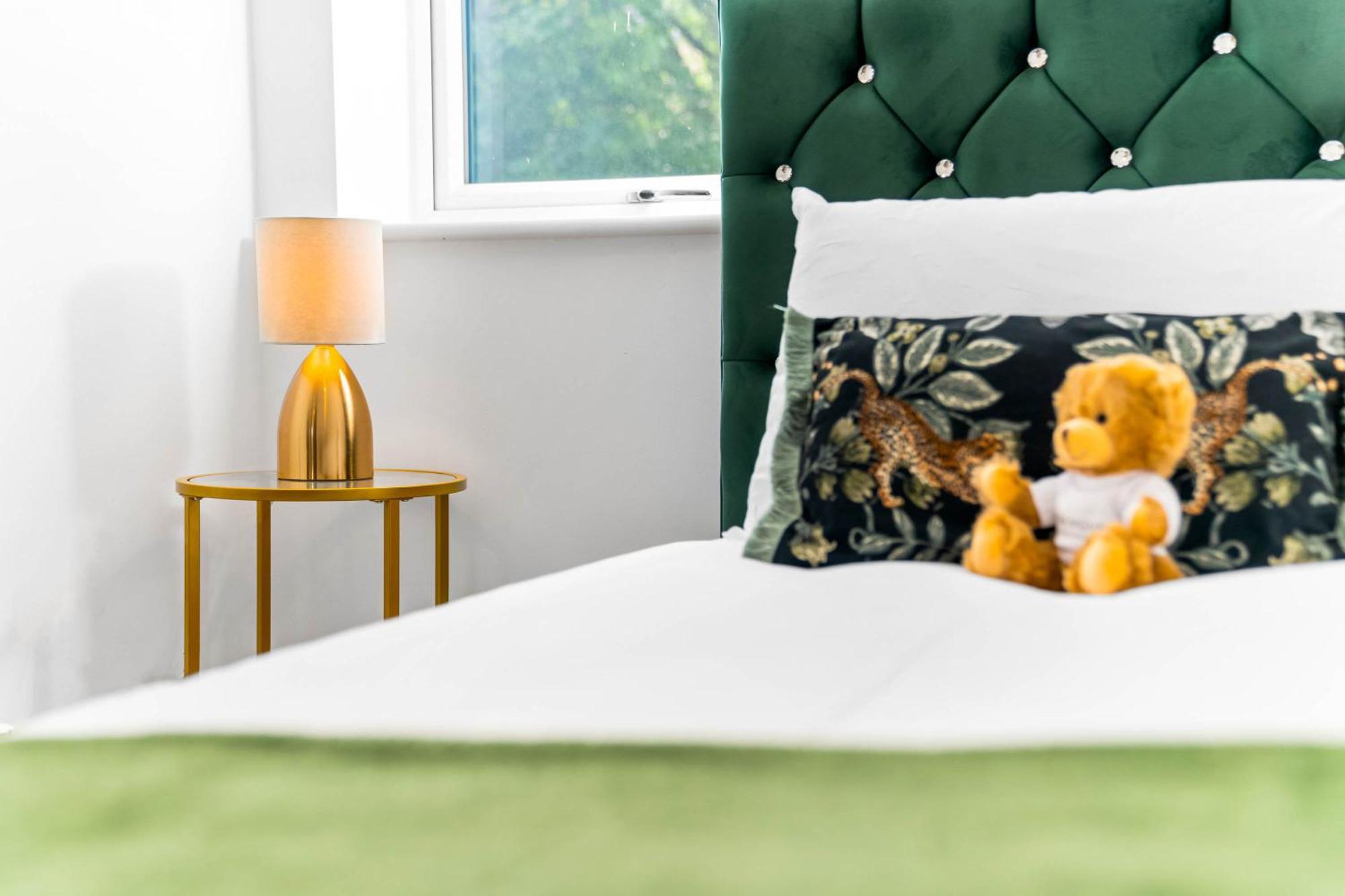 Lavish 3 Bedroom House With Ensuite And Parking By Azura Nights Birmingham Buitenkant foto